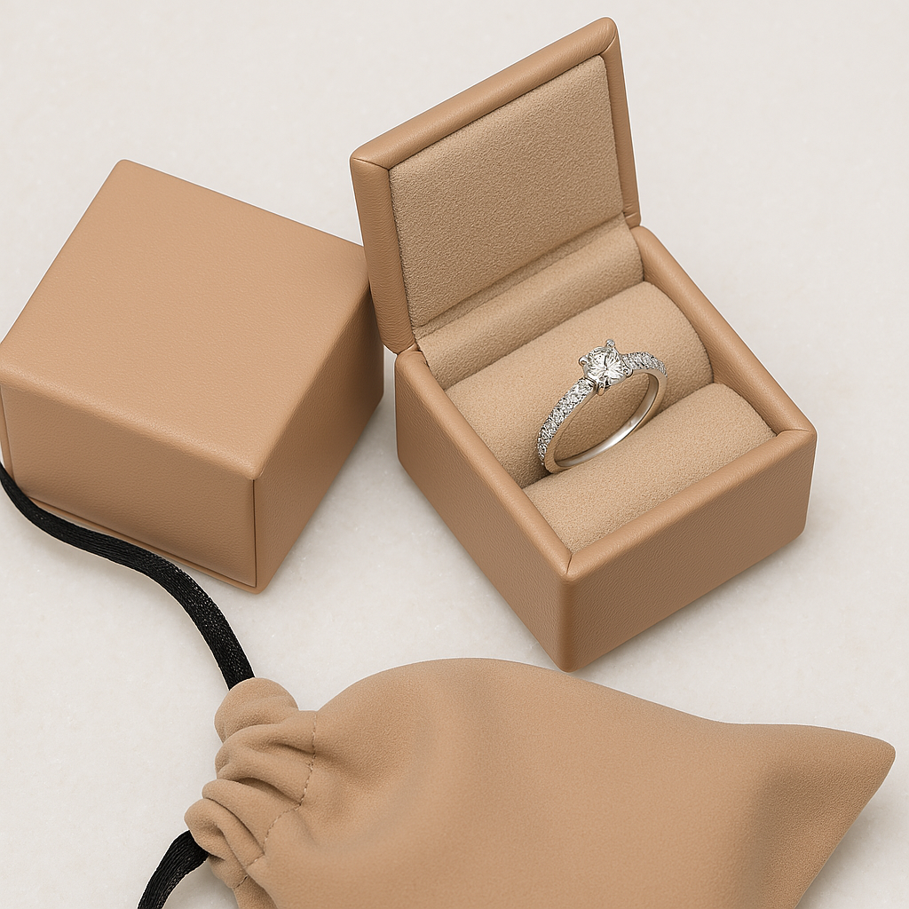 Centro Radiante: Anillo en Plata con Zirconia Rectangular y Halo Brillante