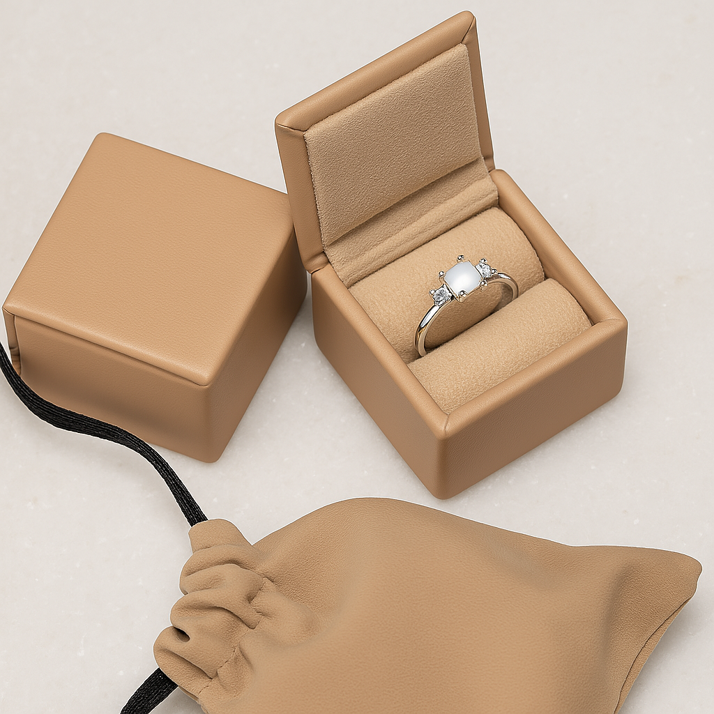Misterio de Luz: Anillo en Plata con Ópalo Rectangular y Zirconias Laterales