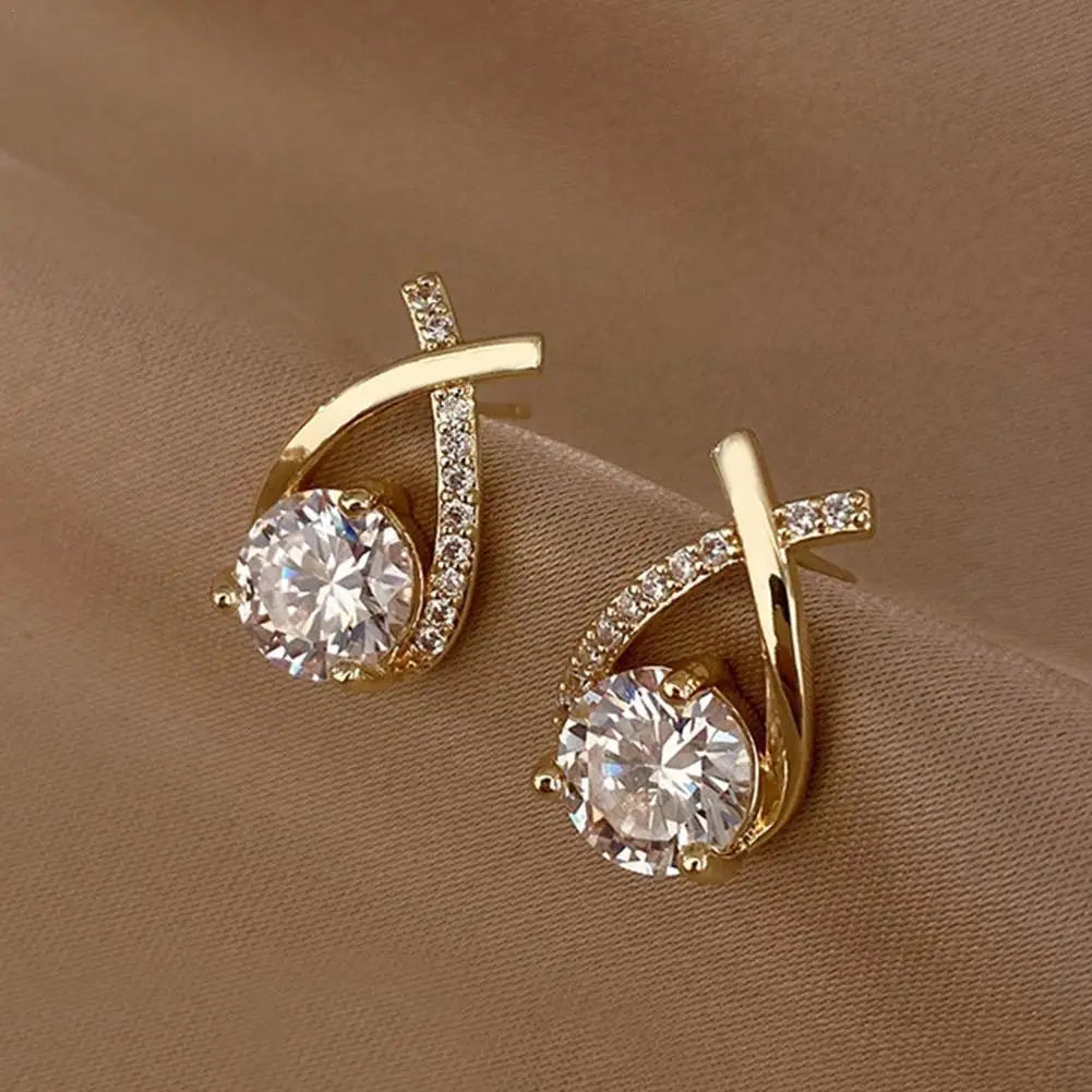 Cruce de Luz: Mini Pendientes con Diseño Cruzado y Brillante Central