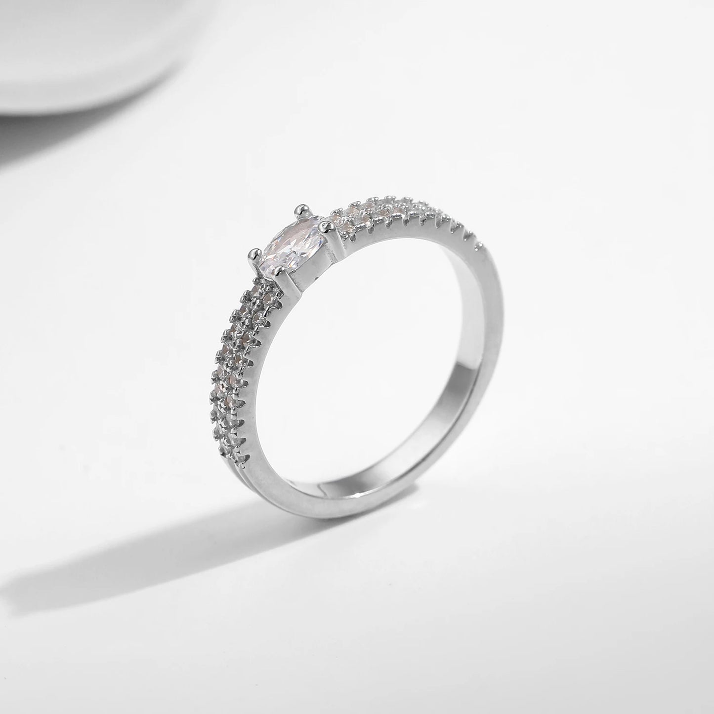 Centro Radiante: Anillo en Plata con Zirconia Rectangular y Halo Brillante