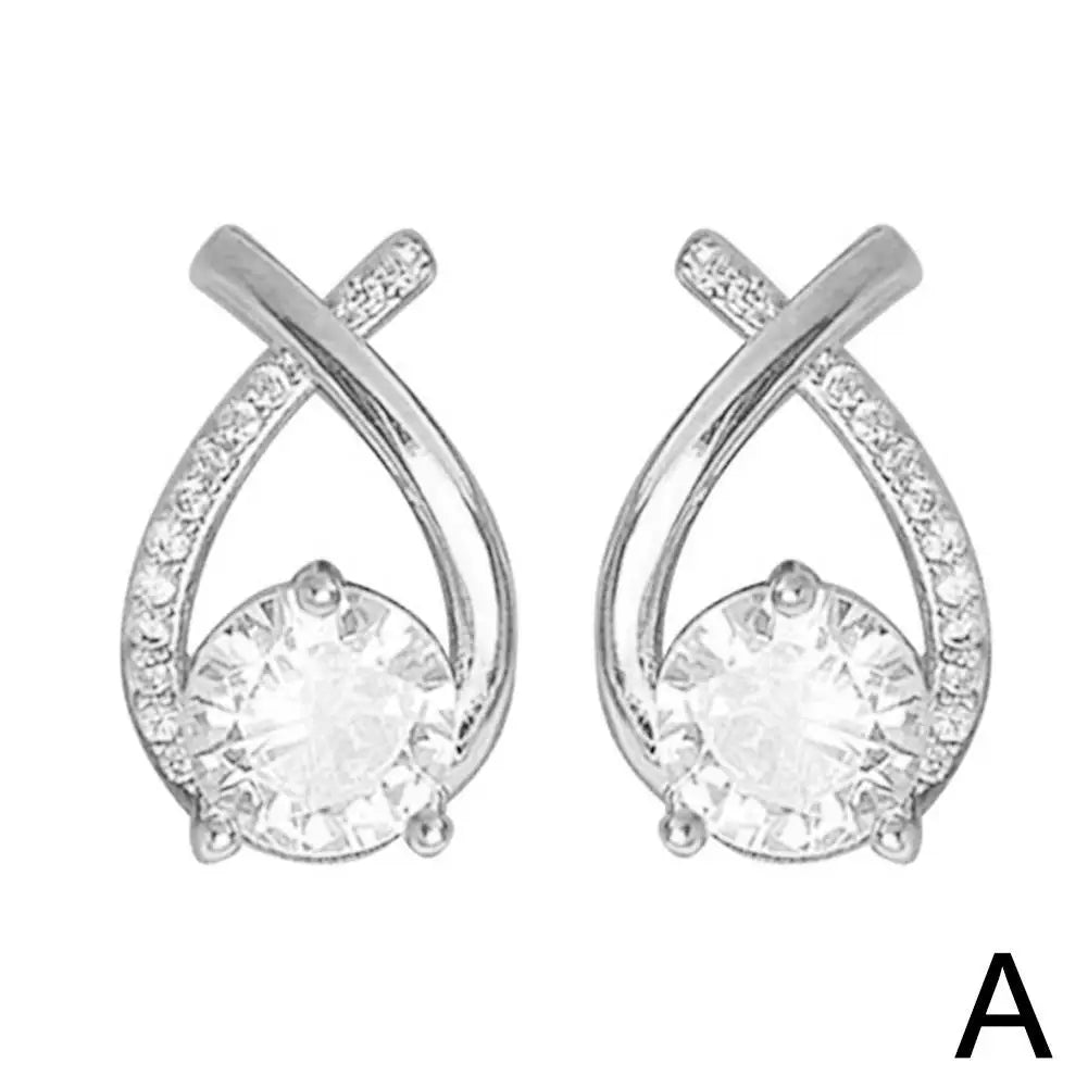 Cruce de Luz: Mini Pendientes con Diseño Cruzado y Brillante Central