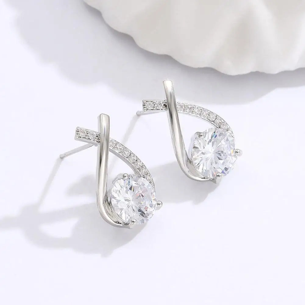 Cruce de Luz: Mini Pendientes con Diseño Cruzado y Brillante Central