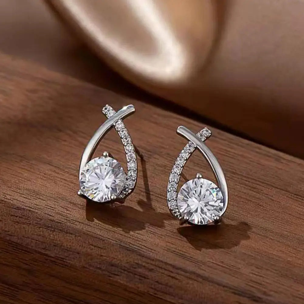 Cruce de Luz: Mini Pendientes con Diseño Cruzado y Brillante Central