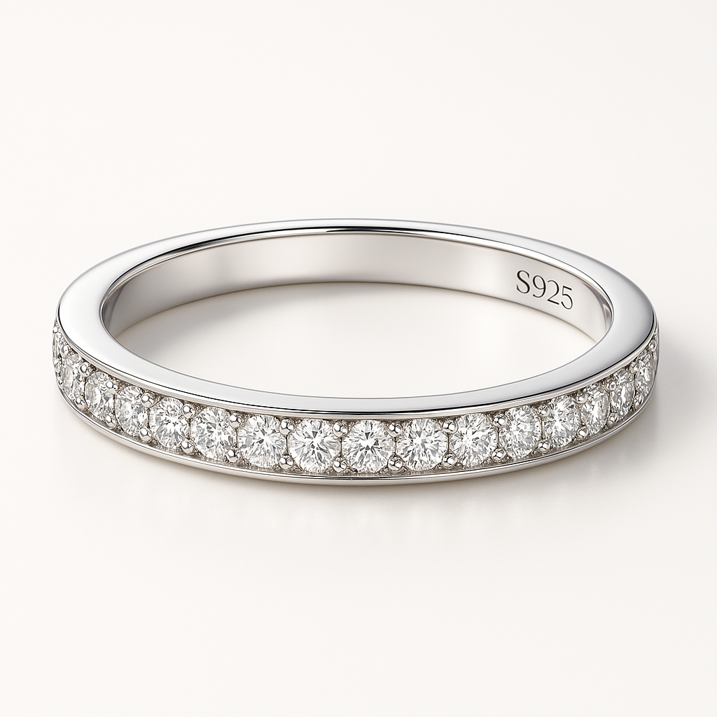 Media Luna de Brillo: Anillo en Plata con Semicírculo de Zirconias