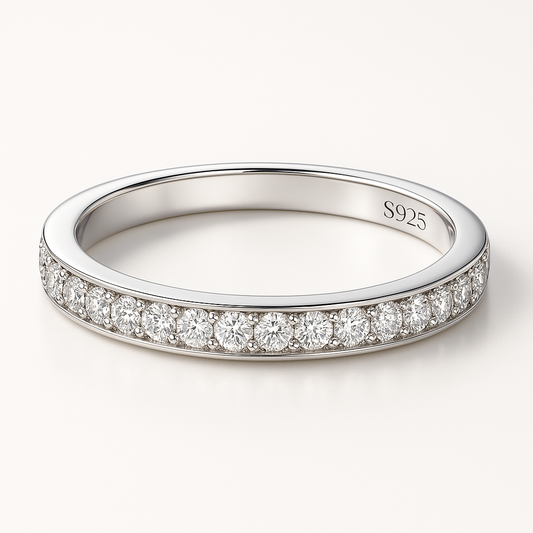 Media Luna de Brillo: Anillo en Plata con Semicírculo de Zirconias