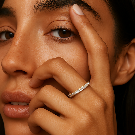 Media Luna de Brillo: Anillo en Plata con Semicírculo de Zirconias
