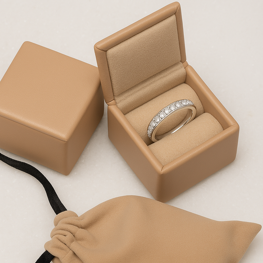Media Luna de Brillo: Anillo en Plata con Semicírculo de Zirconias