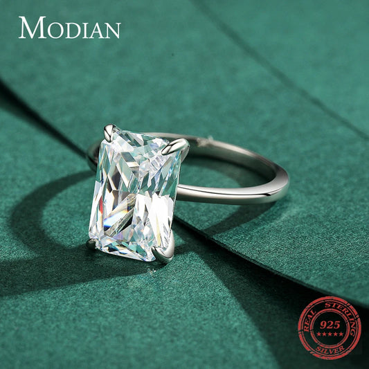 Claridad Absoluta: Anillo en Plata con Gran Zirconia Rectangular