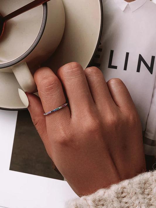 Círculo de Color: Anillo en Plata con Zirconias Brillantes en Tonos Variados