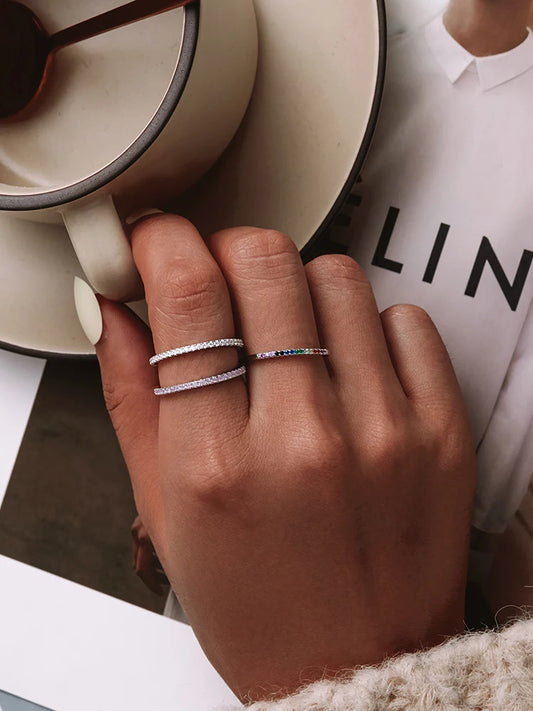 Círculo de Color: Anillo en Plata con Zirconias Brillantes en Tonos Variados