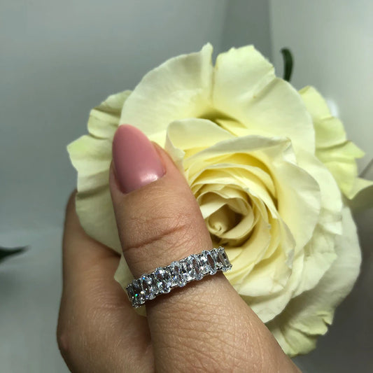 Brillo Total: Anillo en Plata con Zirconias Grandes en Todo el Contorno