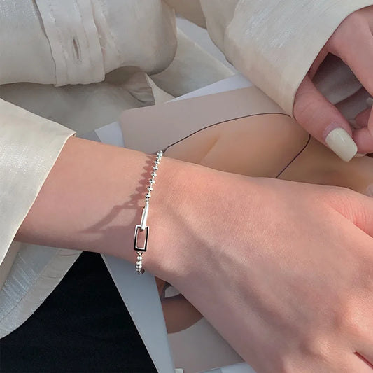 Cadenas con Alma: Pulsera en Plata con Eslabones de Patrones Variados