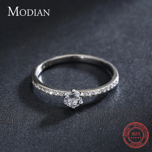Centro de Todo: Anillo en Plata con Zirconia Central y Halo Brillante
