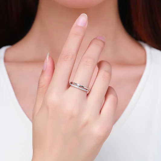 Dualidad Perfecta: Anillo en Plata con Zirconias y Solitario