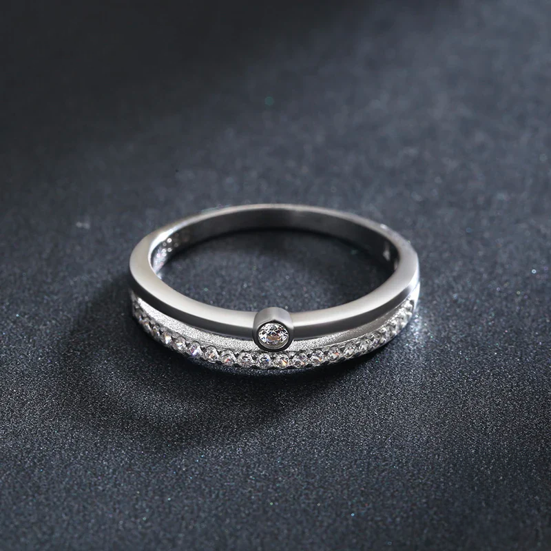 Dualidad Perfecta: Anillo en Plata con Zirconias y Solitario