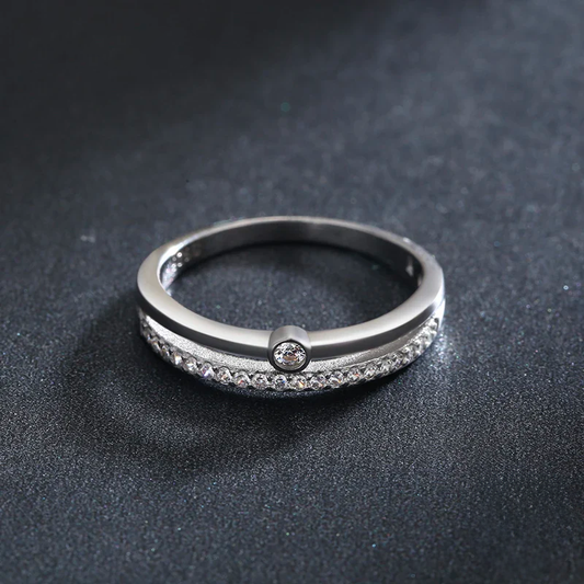 Dualidad Perfecta: Anillo en Plata con Zirconias y Solitario