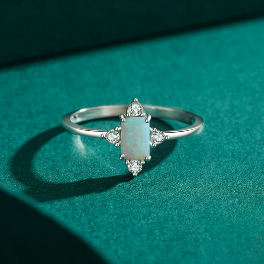 Misterio de Luz: Anillo en Plata con Ópalo Rectangular y Zirconias Laterales