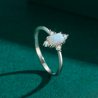 Misterio de Luz: Anillo en Plata con Ópalo Rectangular y Zirconias Laterales