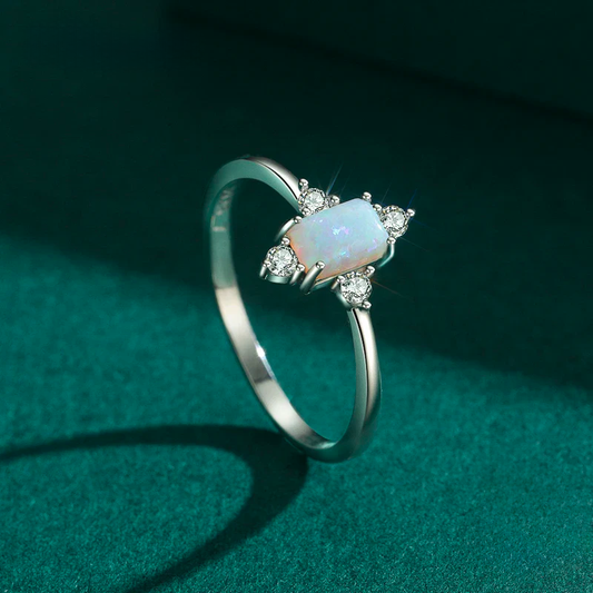 Misterio de Luz: Anillo en Plata con Ópalo Rectangular y Zirconias Laterales
