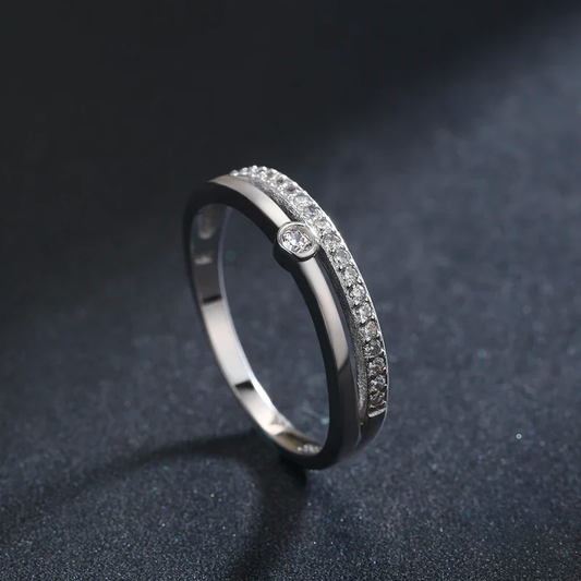 Dualidad Perfecta: Anillo en Plata con Zirconias y Solitario