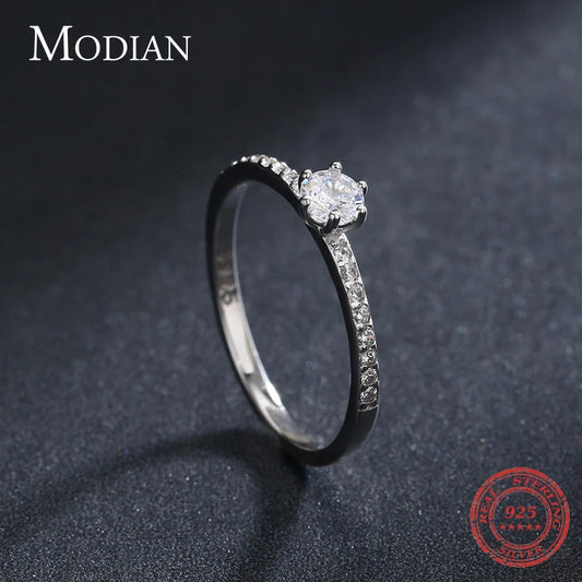 Centro de Todo: Anillo en Plata con Zirconia Central y Halo Brillante
