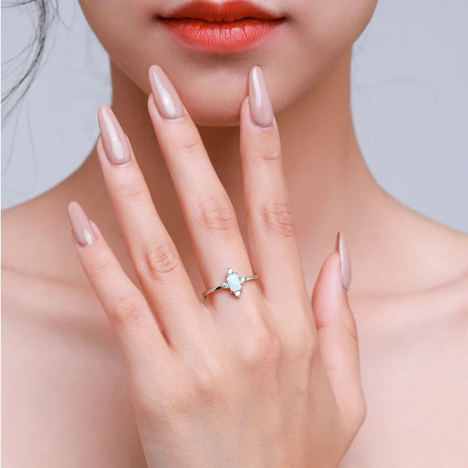 Misterio de Luz: Anillo en Plata con Ópalo Rectangular y Zirconias Laterales