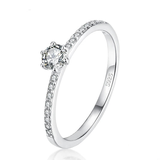 Centro de Todo: Anillo en Plata con Zirconia Central y Halo Brillante