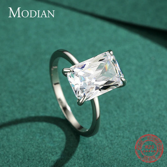 Claridad Absoluta: Anillo en Plata con Gran Zirconia Rectangular