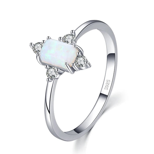Misterio de Luz: Anillo en Plata con Ópalo Rectangular y Zirconias Laterales