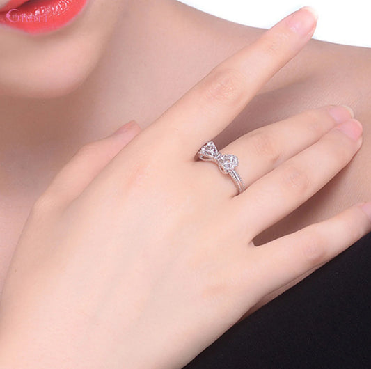 Lazo de Brillo: Anillo en Plata con Zirconias Tipo Diamante