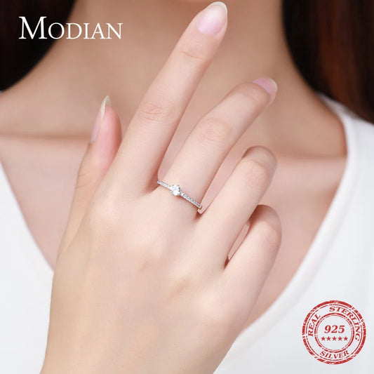 Centro de Todo: Anillo en Plata con Zirconia Central y Halo Brillante