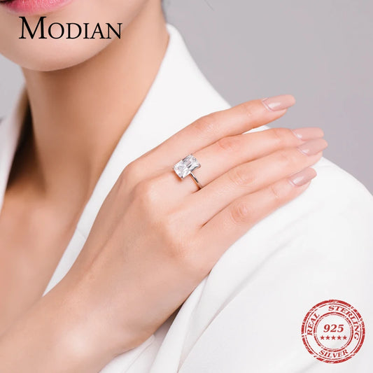 Claridad Absoluta: Anillo en Plata con Gran Zirconia Rectangular