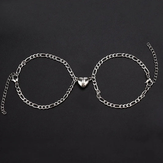 Mitades que Encuentran: Pulseras de Cadena con Medio Corazón Magnético