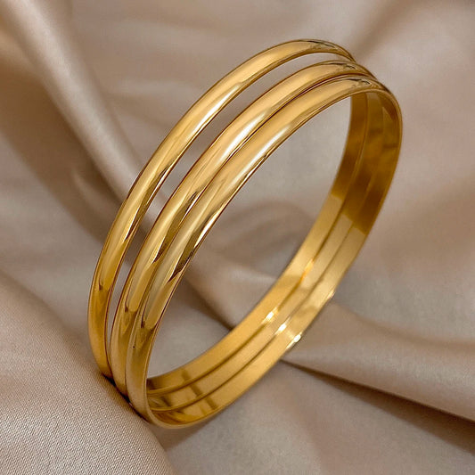 Trinidad Dorada: Bangle de Tres Aros Unidos en Acabado Oro