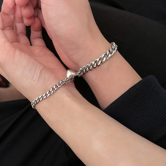 Mitades que Encuentran: Pulseras de Cadena con Medio Corazón Magnético