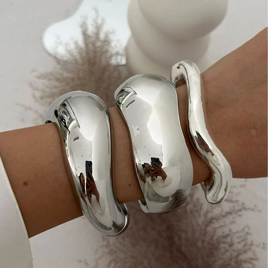 Olas de Luz: Pulsera Maciza en Plata u Oro con Formas Sinuosas