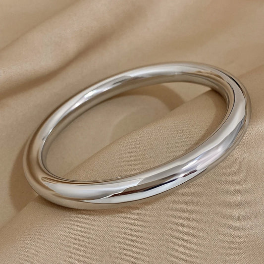 Círculo Perfecto: Bangle en Plata u Oro de Estilo Atemporal