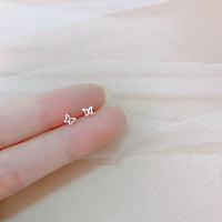 Pequeños Destellos: Mini Studs en Plata con Diseños Delicados