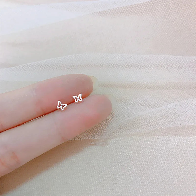 Pequeños Destellos: Mini Studs en Plata con Diseños Delicados