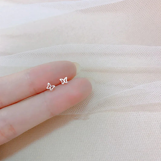 Pequeños Destellos: Mini Studs en Plata con Diseños Delicados