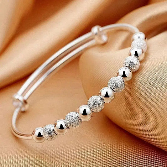 Equilibrio Brillante: Pulsera Bangle Ajustable en Plata con Esferas Alternas Mate y Pulidas
