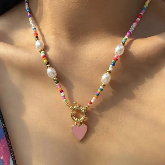 Joya Viva: Collar con Mezcla de Perlas y Detalles Decorativos