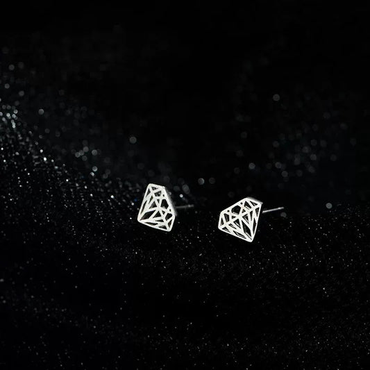 Pequeños Destellos: Mini Studs en Plata con Diseños Delicados