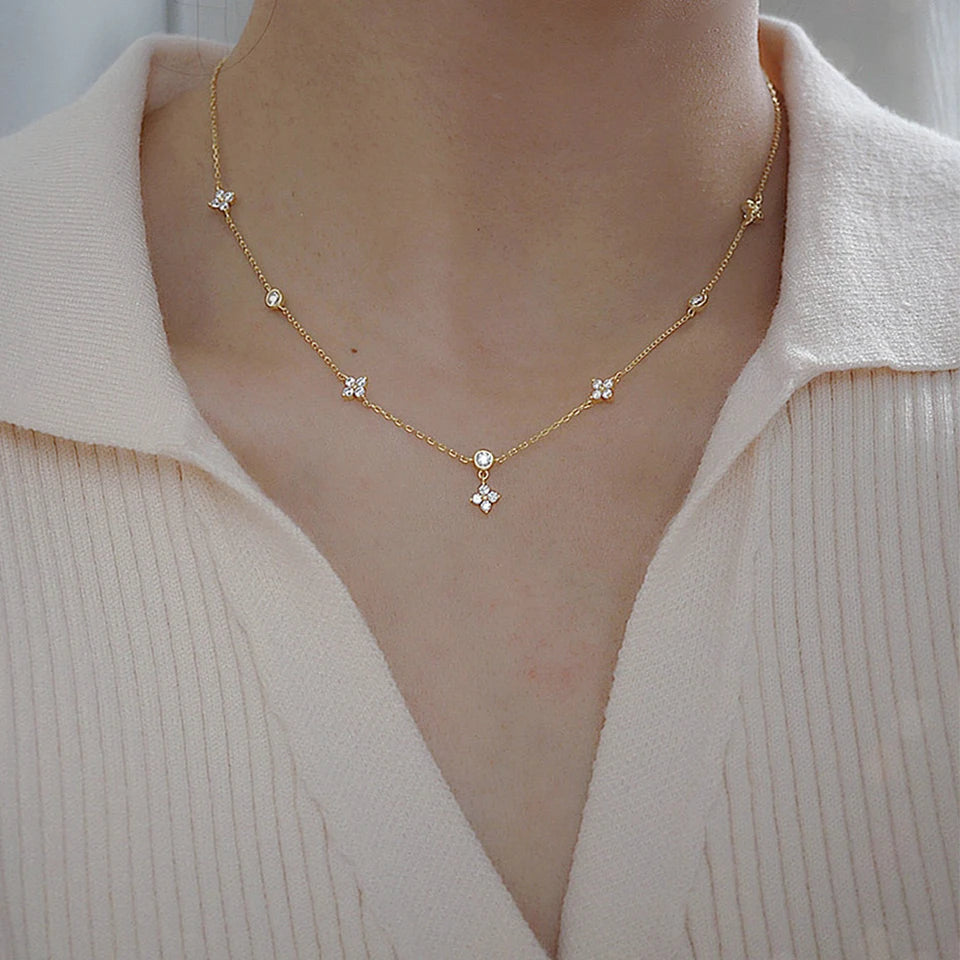 Luz Delicada: Collar Fino con Perlas o Zirconias
