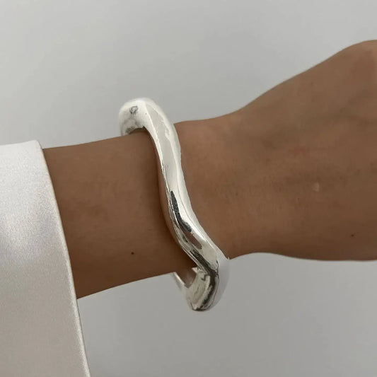 Olas de Luz: Pulsera Maciza en Plata u Oro con Formas Sinuosas