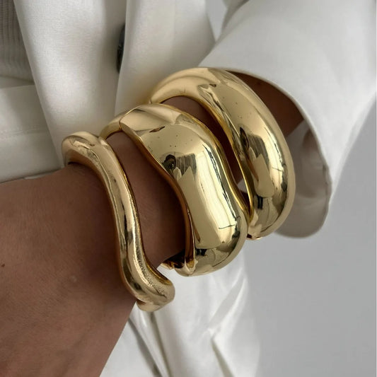 Olas de Luz: Pulsera Maciza en Plata u Oro con Formas Sinuosas