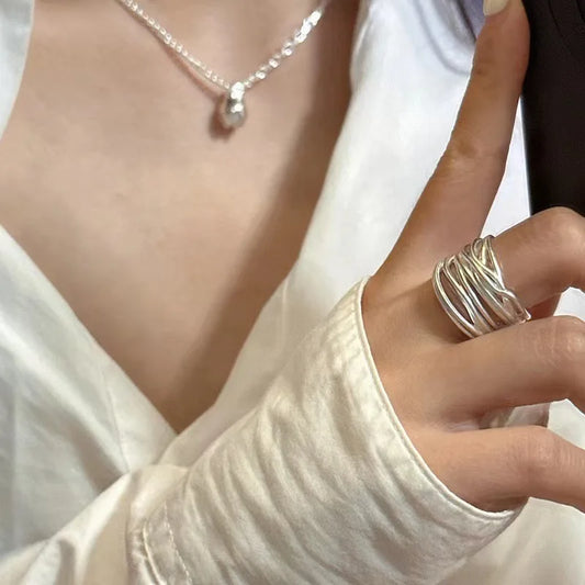 Hilos de Plata: Anillo Irregular Hecho a Mano con Diseño de Filamentos