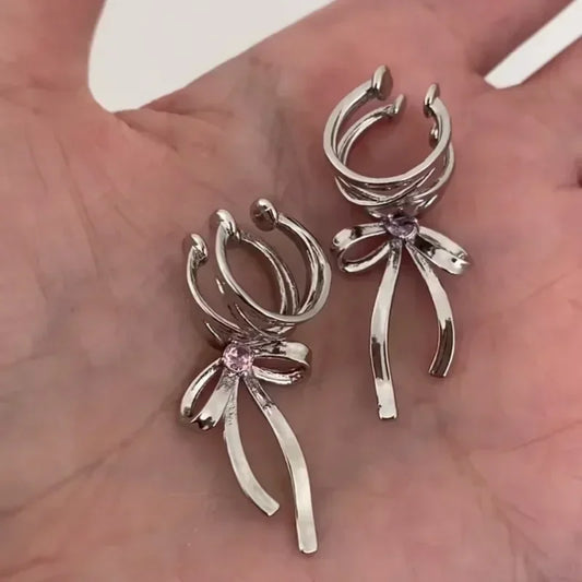 Lazo de Encanto: Ear Cuff con Diseño de Moño