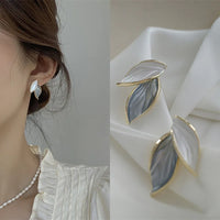 Susurro Azul: Pendientes Stud en Forma de Hoja en Tonos Azules