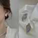 Susurro Azul: Pendientes Stud en Forma de Hoja en Tonos Azules